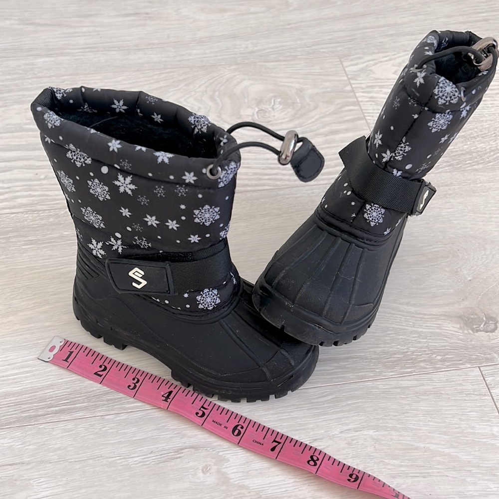 Baby Winter boots ❄️ black and white/hazed blue snowflakes❄️ Size 7 (unisex?)